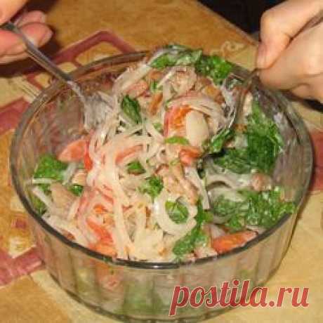 Салат с копченостями и маринованным луком - кулинарный рецепт. Копченый, маринованный, пряный