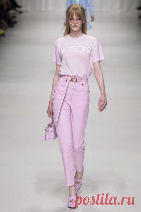 Versace Весна-Лето 2018 - коллекция, посвященная Джанни Версаче - фотосессия моделей на подиуме