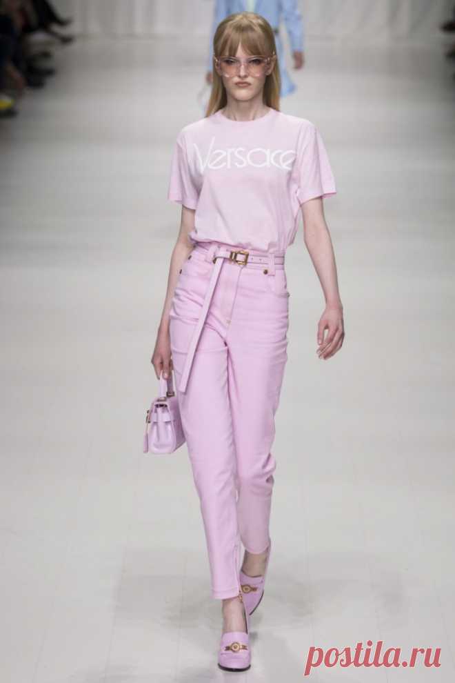 Versace Весна-Лето 2018 - коллекция, посвященная Джанни Версаче - фотосессия моделей на подиуме