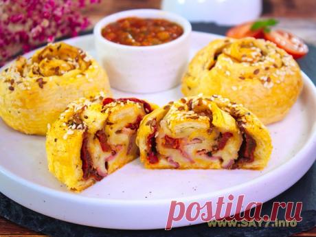 Рулетики из слоеного теста с вялеными томатами и беконом. Рецепт из разряда - раз, два и готово. Делается очень быстро и просто, а в результате получаются нежные ароматные рулетики. Подавать их можно к чаю, супу и т.д. Я использовала дрожжевое слоеное тесто, пресное тоже подойдет. Из указанного количества ингредиентов получается 10 штук.