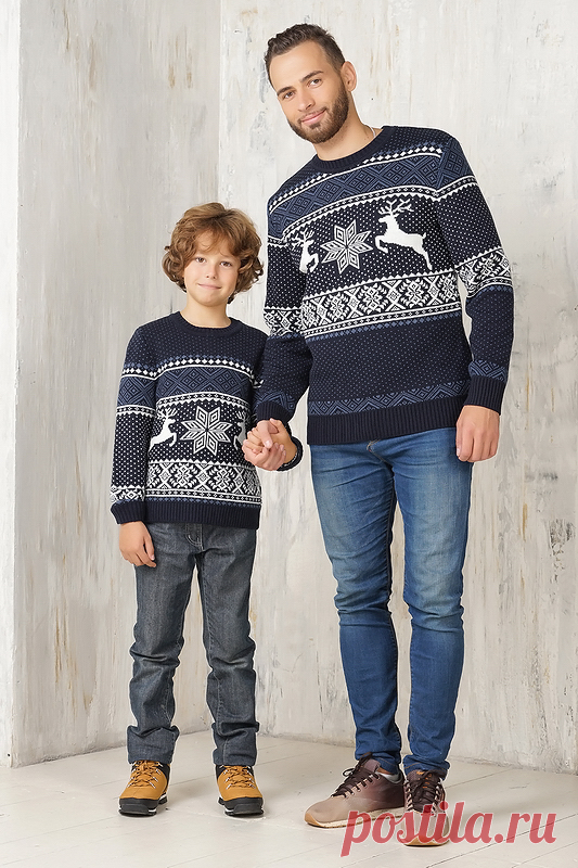 Family Look ОЛЕНИ 2 от бренда VAY. Модные свитеры с оленями для папы и сына. Дизайнеры марки одежды ВЭЙ сделали акцент на практичность и выразительный рисунок. Получился стильный и комфортный комплект фэмили лук. Официальное представительство бренда VAY: купить в розницу в магазине Согревай.ру https://www.sogrevay.ru/family-look/, оптовые закупки на Ньювэй.ру https://www.newvay.ru/family-look/.