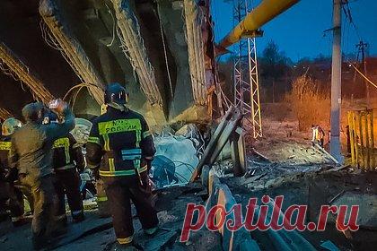 Поезда в Белоруссию пойдут в обход из-за обрушения моста в Вязьме. Несколько поездов дальнего следования в города Белоруссии и Калининград последуют в обход из-за обрушения путепровода в Вязьме. В частности, речь идет о составах, которые направляются в Минск, Брест, Гомель. Для пассажиров «Ласточек» Смоленск — Москва и Минск — Москва пустят компенсационные автобусы.