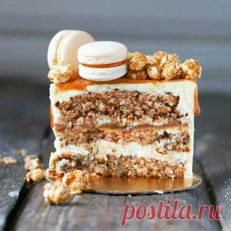 Морковный торт с карамелью
Морковный бисквит:
300 г яблочного пюре (у меня баночное);
400 г сахара;
3 яйца;
240 г муки;
1 ч.л. соды;
1½ ч.л. разрыхлителя;
½ ч.л. соли;
1 ч. л. корицы;
300 г тертой морковки;
150 г кокосовой стружки;
150 г грецких орехов.
Карамель:
400 г сахара;
280 мл жирных сливок;
200 г сливочного масла.
Крем:
1 ,2 кг сливочного сыра (Филадельфия , hohland, Карат);
200-300 г сахарной пудры (по вкусу);
200 г сильно размягченного сливочного масла;
10 г вани...