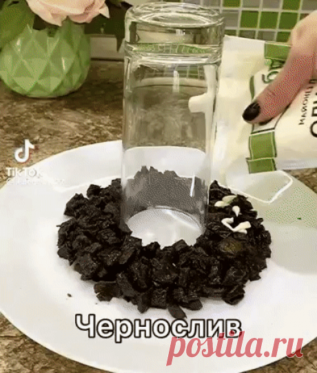 слоенный салат из чернослива, отварной грудки, яиц, грибов, сыра, ореха с майонезом