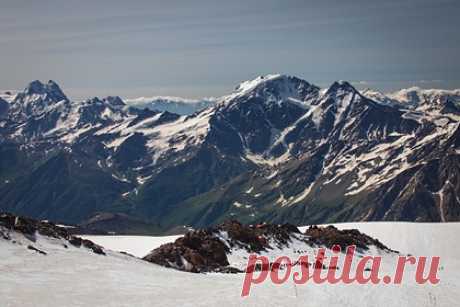 Выживший на Эльбрусе альпинист рассказал об умирающей на руках жене. Альпинист Артем Нестеров, который был участником восхождения на Эльбрус, в ходе которого погибли пять альпинистов, рассказал об умирающей на его руках жене. Россиянин рассказал, что до последнего был рядом с женой. Он пытался согреть супругу в то время как сам не чувствовал рук, ног и перестал видеть.