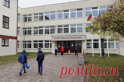 В Литве передумали закрывать русские школы. В Литве передумали закрывать школы для национальных меньшинств с русским языком обучения — соответствующий вопрос отложен из-за нехватки обычных литовских школ, рассказал министр образования, науки и спорта республики Гинтаутас Якштас. Он добавил, что через неделю начнутся общественные дискуссии по этому вопросу.