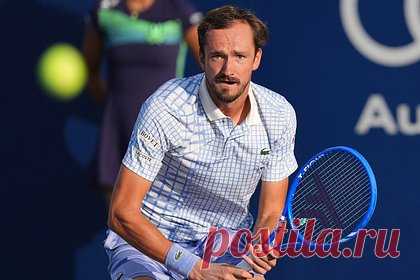 Медведев опустил голову в морозильную камеру во время матча на турнире ATP