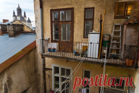 По местам «Преступления и наказания»: 6 мест

Те самые места, где обитали Родион Раскольников, Сонечка Мармеладова и старуха–процентщица. Предлагаем прогуляться по непарадному Петербургу Достоевского с томиком «Преступление и наказание» в руках.

1. Дом Раскольникова
Находится на Гражданской,19, он же Стольрный переулок, 5. Комната Раскольникова находится под самой крышей, куда, как указано в романе, ведут тринадцать ступенек. На стенах имеются 2 таблички с указанием высот...