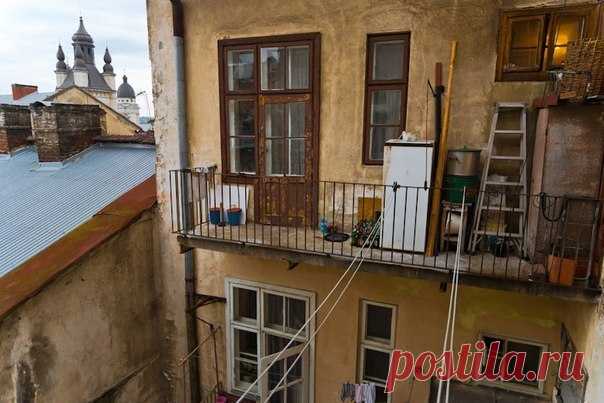 По местам «Преступления и наказания»: 6 мест

Те самые места, где обитали Родион Раскольников, Сонечка Мармеладова и старуха–процентщица. Предлагаем прогуляться по непарадному Петербургу Достоевского с томиком «Преступление и наказание» в руках.

1. Дом Раскольникова
Находится на Гражданской,19, он же Стольрный переулок, 5. Комната Раскольникова находится под самой крышей, куда, как указано в романе, ведут тринадцать ступенек. На стенах имеются 2 таблички с указанием высот...