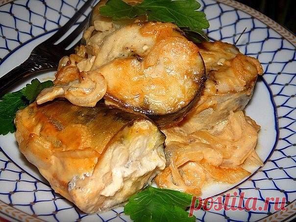 Скумбрия в горчичном соусе. Она получилась очень вкусной, сочной и не сухой, а просто тающей во рту. Готовится очень легко и очень быстро. Попробуйте приготовить и Вы не разочаруетесь. 

Для приготовления скумбрии, запечённой в горчичном соусе, понадобится: 
скумбрия — 2 рыбки; 
репчатый лук — 1 шт.; 
майонез — 2 ст. л.; 
соевый соус — 3 ст. л.; 
горчица — 2 ст. л.; 
зелень для подачи. 
Скумбрию очистить от внутренностей, хорошенько вымыть и нарезать на порционные кусочки....