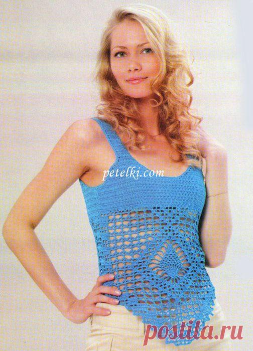 Синий топ с ажурным узором.