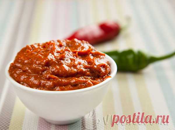 Матбуха – вкуснейший томатно-перцовый соус. Это антипод нежного краснодарского соуса в плане остроты и пряности. Мне понравилась матбуха очень. Рецепт с фото