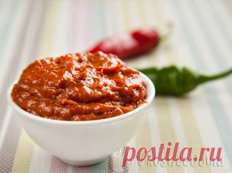Матбуха – вкуснейший томатно-перцовый соус. Это антипод нежного краснодарского соуса в плане остроты и пряности.