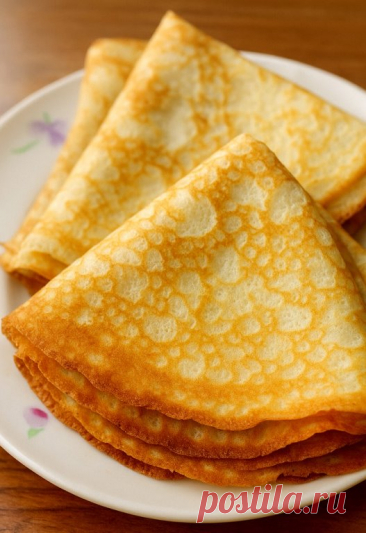 Нежные домашние блины на молоке
Этот способ приготовления даёт тонкие, мягкие блины с золотистой корочкой и лёгким сливочным ароматом.
Что понадобится
Молоко — 500 мл
Яйца — 2 штуки
Мука — 200 г
Сахар — 1,5 столовые ложки
Соль — щепотка
Растительное масло — 2 столовые ложки в тесто + чуть для жарки