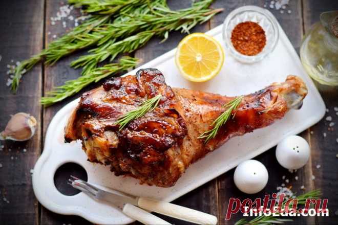 Голень индейки запеченная в рукаве в духовке Сочная и вкусная голень индейки, запеченная в духовке в рукаве (в маринаде из соевого соуса, мёда, и горчицы). Лучший рецепт с фото, как запечь индюшачью ножку.