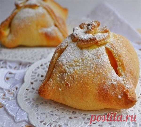 Яблоки в творожном тесте - сказочно вкусно!

Ингредиенты:
- 6 яблок среднего размера
- 200 гр пшеничной муки+немного для посыпки
- 200 гр творога (сухого)
- 200 гр сливочного масла (холодного)
- 1 ст. ложка лимонного сока
- 6 ст. ложек сахара
- сахарная пудра, корица, соль

Приготовление:
1. Муку просеять, собрать горкой, сделать углубление, добавить в него протертый через сито творог, соль, рубленое масло и замесить густое однородное тесто. Завернуть в пленку и положить в...