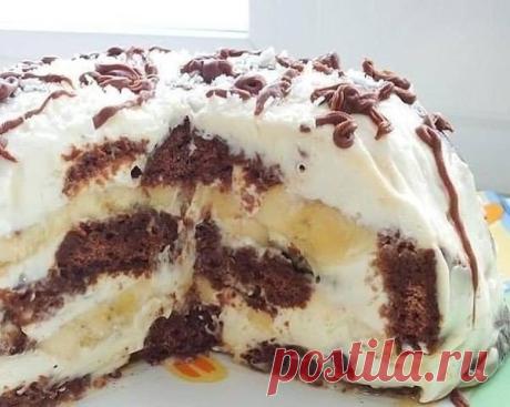 Тортик без выпечки - из готовых пряников и бананов. Неописуемо вкусный! Ингредиенты: пряники шоколадные - 600 грамм сметана - 600 грамм (20-30%) сахарная пудра - 100 грамм бананы - 2 штуки грецкие орехи кокосовая стружка шоколад Приготовление: Для приготовления торта из пряников с бананами необходимо пряники разрезать вдоль пополам, бананы нарезать кружками, сметану смешать с сахарной пудрой, орехи покрошить не очень мелко. Миску нужно выстелить пищевой плёнкой, чтобы края свисали. Ломтики…
