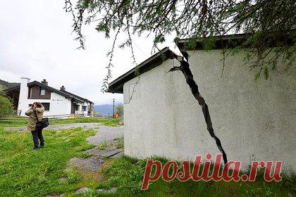 Землетрясение разрушило несколько зданий во Франции. Несколько зданий получили серьезные повреждения в результате землетрясения во Франции. О последствиях сейсмособытия сообщается на канале префектуры Де-Севр в Twitter. В пресс-службе префектуры указали, что при землетрясении пострадал один человек, он получил легкое ранение. Отмечается, что ему уже оказали помощь.