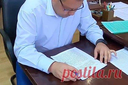 ФСБ уличила главу российского города в покровительстве строительной компании. Сотрудники ФСБ задержали главу администрации Новочебоксарска Республики Чувашия по подозрению в должностном преступлении. В отношении градоначальника возбуждено уголовное дело по статье о превышении должностных полномочий и участии в предпринимательской деятельности. Чиновник отправлен под домашний арест.