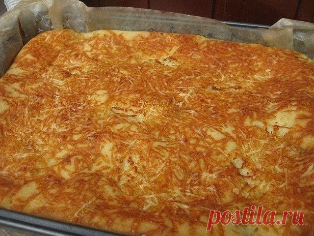 Быстрый пирог к чаю. Нет проще!!!

Тесто: стакан кефира, 3 яйца,0,5 ч. ложки соды,соль, сливочное масло(растопленное)100гр, мука. Тесто должно получиться как сметана.1/2 часть теста выливаем в форму, далее начинку(у меня жареная капуста)и еще 1/2 часть теста. Сверху немного сливочного масла(натертого)и посыпать тертым сыром.
В духовку при 180
Приятного аппетита!