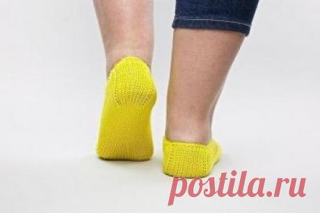 Легкие носочки-тапочки для дома Описание:&nbsp; Набрать 7 петель и вязать 12 рядов платочной вязкой (все петли лиц, или изн. как Вам удобнее)   13 ряд:1 лиц.,накид,1 лиц.,накид,1 изн.,накид,1 лиц.,накид,1 изн.,накид,1 лиц.,накид,1 лиц.  14 ряд:4 изн.,1 лиц.,3 изн.,1 лиц.,4 лиц.