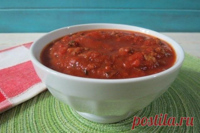 Отличный томатный соус к мясу

Ингредиенты:

1 банка томатной пасты
соль, перец, красный перец, чеснок, зелень — по вкусу
вода кипяченая (примерно четверть объема томатной пасты)

Приготовление:

В томат добавляем воду. Тщательно перемешиваем до однородности.
Воду добавляем аккуратно, соус не должен быть слишком жидким. В общем ориентируйтесь на свой вкус.
Добавляем соль, чеснок, красный, черный перец, мелко порубленную зелень.
Перемешиваем.