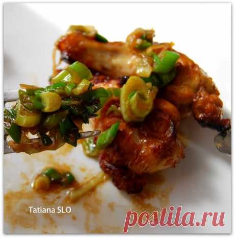 Куриные крылышки с карамелизированным луком.