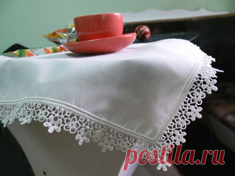 Выполнение кружева по краю изделия на вышивальной машине
Иногда возникает необходимость красиво обработать край изделия. Способов много и в этом мастер-классе мы рассмотрим один из них: выполнение кружева по краю изделия. Таким образом, можно украсить стол…