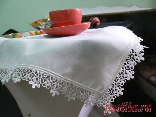 Выполнение кружева по краю изделия на вышивальной машине 
Иногда возникает необходимость красиво обработать край изделия. Способов много и в этом мастер-классе мы рассмотрим один из них: выполнение кружева по краю изделия. Таким образом, можно украсить стол…