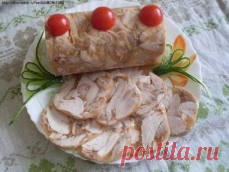 "Куриный рулет в бутылке"
Ингредиенты:
Курица — 1 Штука
Грецкие орехи — 100 Грамм
Желатин — 30 Грамм
Чеснок — 2  Зубчика
Соль и приправы — По вкусу
1. Для этого рулета можно брать целую курицу, а можно готовое филе (если любите постные рулеты). Кроме этого, мясо можно приготовить двумя способами: отварить, сделав бульон прозрачный (с овощами и зеленью), а можно протушить, как в нашем варианте.
2. Отправляем мясо на сковороду, не добавляя никаких жиров! Поставьте слабый огонь и начинайте тушить