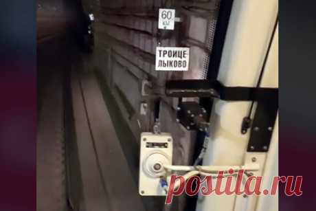 Россиянам показали секретную станцию московского метро. Сотрудник метро в TikTok ответил на вопрос о том, есть ли в столичной подземке секретные станции. Он рассказал о платформе под названием «Троице-Лыково», которой нет на схемах метро Москвы. Здесь есть «много запутанных коридоров», кабина дежурного, электроподстанция и другие помещения. Нет только пассажиров.