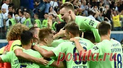 К недовольству Семака: гол Комличенко с пенальти на 94-й минуте спас «Ростов» от поражения в матче РПЛ с «Зенитом». «Ростов» и «Зенит» разошлись миром в центральном матче 2-го тура РПЛ. Матео Кассьерра незадолго до перерыва в контратаке открыл счёт, финтом оставив не у дел Максима Осипенко и точно пробив в дальний угол. Однако подопечные Валерия Карпина ушли от поражения в компенсированное ко второму тайму время, благодаря пенальти, назначенному за удар Андрея Мостового по ногам Евгению…