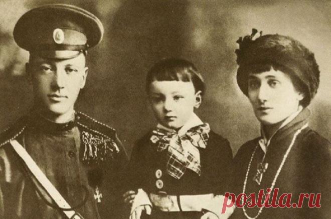 Анна Ахматова и Николай Гумилёв с сыном Львом