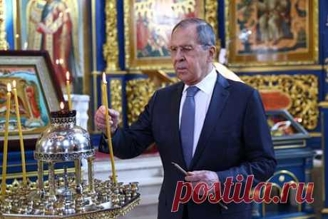 Лавров открестился от оскорбления жертв Холокоста. Глава МИД России Сергей Лавров открестился от оскорбления памяти жертв Холокоста, в которым его обвинили после сравнения политики США в отношении России с попытками Адольфа Гитлера решить еврейский вопрос. По его словам, это значит, что у западных политиков не осталось других аргументов.