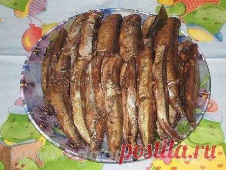 Скажу сразу, по вкусу получается ну ни капли не отличимо от магазинных шпрот.

Для приготовления понадобятся:
1 кг рыбы (килька, мойва).
Для заливки на 1 кг рыбы:
2 горсти луковой шелухи (она дает и цвет и подкопченый вкус. И заметьте, без всякого копчения, жидкого дыма и канцерогенов!),
1 столовая ложка соли,
1 чайная сахара,
1 стакан очень крепкой чайной заварки,
неполный стакан растительного масла,
7 лавровых листьев, несколько горошин черного перца.

Как готовить:
Рыбк...
