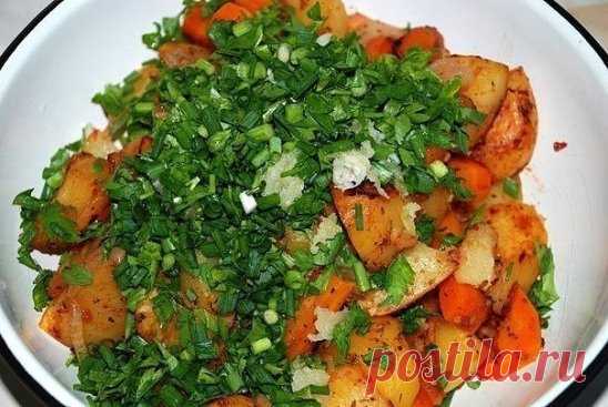 Картофель в рукаве 

Активное время готовки 20 мин.

Итак, нам надо – 1 кг. картофеля, 1 морковка, 1 помидорчик, лучок, немного специй для картошки или тех, что Вам нравятся, пучок зелени и несколько зубчиков чеснока. 
Можно лук. 
1 ст.ложка растительного масла. 

Картошку чистим и режем кубиками. 
Морковку режем брусочками. 
Лук — полукольцами ...