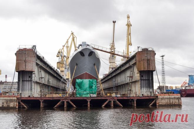 На Северной верфи на фрегат Адмирал Головко погружены первые отечественные газотурбинные двигатели и редукторы Для проведения технологически сложной операции работники стапельного цеха Северной верфи демонтировали три палубы с переборками.