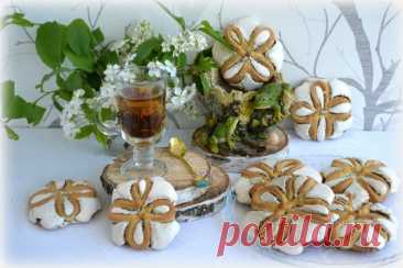 Маковники Ингредиенты: Яйца — 3 шт.Сахар — 230 гМасло сливочное — 70 гСметана — 110 гМука — 350 гСода — 0,5 ч. л.Разрыхлитель — 10 гВаниль — 1 пакетикМак — 0,5 стак.Сахарная пудра — 150-200 г Приготовление: 1. Желтки растереть с...