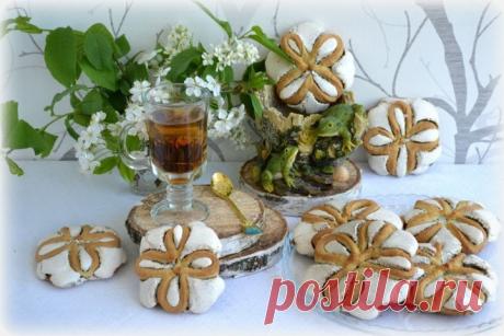 Маковники Ингредиенты: Яйца — 3 шт.Сахар — 230 гМасло сливочное — 70 гСметана — 110 гМука — 350 гСода — 0,5 ч. л.Разрыхлитель — 10 гВаниль — 1 пакетикМак — 0,5 стак.Сахарная пудра — 150-200 г Приготовление: 1. Желтки растереть с...