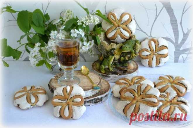 Маковники Ингредиенты: Яйца — 3 шт.Сахар — 230 гМасло сливочное — 70 гСметана — 110 гМука — 350 гСода — 0,5 ч. л.Разрыхлитель — 10 гВаниль — 1 пакетикМак — 0,5 стак.Сахарная пудра — 150-200 г          Приготовление: 1. Желтки растереть с...