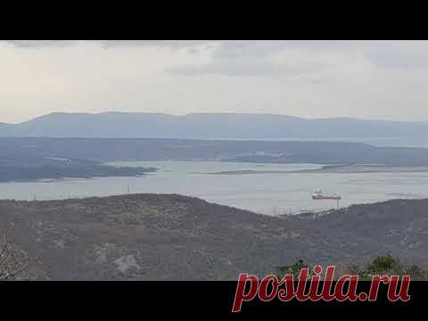 Странный #корабль у берега, что делает в шторм? Температура минусовая #хорватия #crikvenica