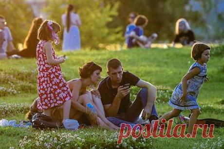 Россиян предупредили о возвращении аномальной жары. Ведущий специалист центра погоды «Фобос» Елена Волосюк предупредила россиян о возвращении аномальной жары. По ее словам, температура в Южном и Северо-Кавказском федеральных округах до конца августа будет постепенно подниматься в дневные часы до 30-35 градусов. Это связано с направленностью воздушных потоков.