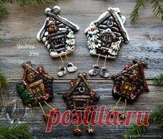 Каждый из нас в преддверии Нового года начинает запасаться подарочками для близких людей! И сегодня хочу предложить сделать своими руками для дорогих вам людей маленькие презентики — это новогодние магниты «Зимняя избушка». Делать их будем из соленого теста (можно заменить самозатвердевающей глиной). Я выбрала соленое тесто, т.к. ингредиенты для него доступны каждому, и лепить такие изделия можно с детьми!