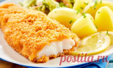 Панировка часто используется, когда надо пожарить котлеты или куриное филе – ее любят за хрустящую корочку и сочность мяса внутри. С виду панирование кажется простым процессом, но стоит переусердствовать с солью, и при жарке она осыпается с блюда. Опытный кулинар рассказал про основные ошибки