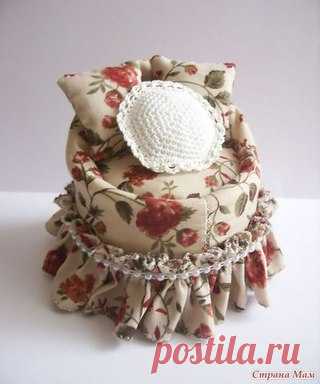 КРЕСЛО ДЛЯ КУКОЛКИ В ВИНТАЖНОМ СТИЛЕ или игольница

Итак, для изготовления кресла понадобится: пластиковая бутылка объемом 1,5 л (можно больше или меньше, в зависимости от желаемого размера), картон, синтепон, ткань ( у меня хлопок ), клей момент универсальный прозрачный, клеевой пистолет, ну и какие-нибудь украшательства, у меня были полубусины на нитке.
Показать полностью…