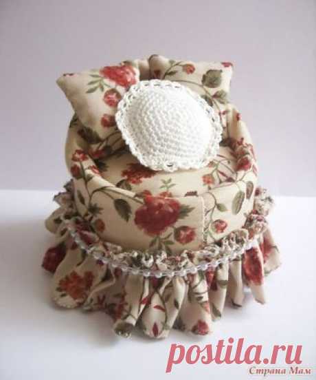 КРЕСЛО ДЛЯ КУКОЛКИ В ВИНТАЖНОМ СТИЛЕ или игольница

Итак, для изготовления кресла понадобится: пластиковая бутылка объемом 1,5 л (можно больше или меньше, в зависимости от желаемого размера), картон, синтепон, ткань ( у меня хлопок ), клей момент универсальный прозрачный, клеевой пистолет, ну и какие-нибудь украшательства, у меня были полубусины на нитке.
Показать полностью…