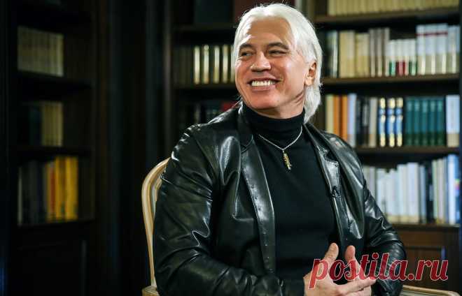 В интервью:  
    О диагнозе и его осознании, оптимизме и реализме.
    О шампанском, боли, надежде, качелях и наградах.
    О языке гримерки,"Бессмертном полке", георгиевской ленточке, благотворительности и Facebook.  
Подробнее на ТАСС:  http://tass.ru/opinions/top-officials/2455509   |  Дмитрий Хворостовский: дальше будет только лучше - Первые лица - ТАСС