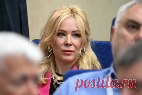 Для Мизулиной в российском регионе вызвали полицию. В Екатеринбурге охранник вызвал полицию из-за главы Лиги безопасного интернета Екатерины Мизулиной. Этому предшествовала перепалка между ним и общественницей, которая закрасила нанесенную на стену дома рекламу наркомагазина. Прибывшие правоохранители сказали, что Мизулина не совершила ничего противоправного.
