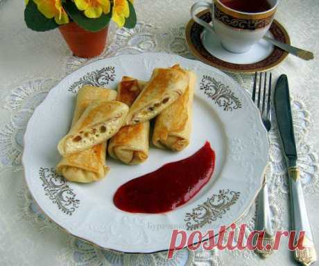 Блинчики с творогом и соусом из клубники