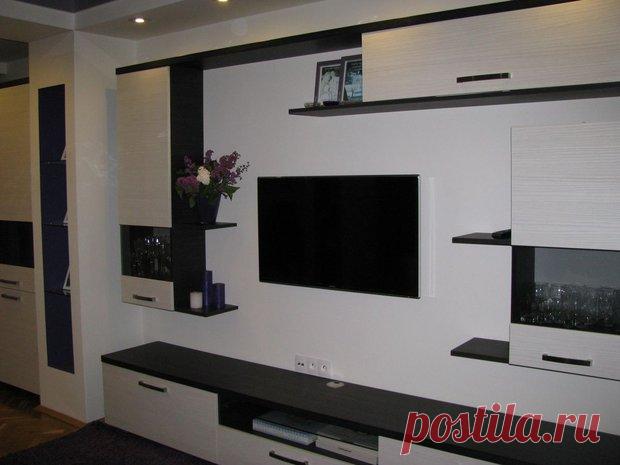 Гостиная: зал-кабинет в трехкомнатной квартире